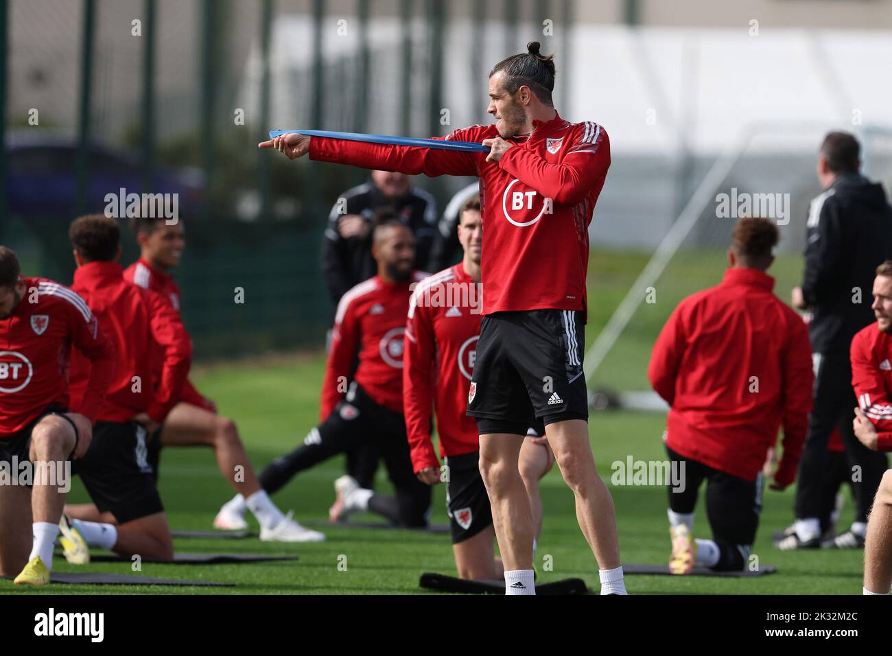 Cardiff, Großbritannien. 24. September 2022. Gareth Bale aus Wales scherzt darüber, wie er vorgibt, während der Trainingseinheit des walisischen Fußballteams MD1 im Vale Resort, Hensol, nahe Cardiff am Samstag, den 24.. September 2022, Bogenschießen zu machen. Das Team bereitet sich auf das nächste Spiel vor, ein Spiel der UEFA Nations League gegen Polen morgen. Dieses Bild darf nur für redaktionelle Zwecke verwendet werden. Redaktionelle Verwendung, Bild von Andrew Orchard/Andrew Orchard Sports Photography/Alamy Live News Credit: Andrew Orchard Sports Photography/Alamy Live News Stockfoto