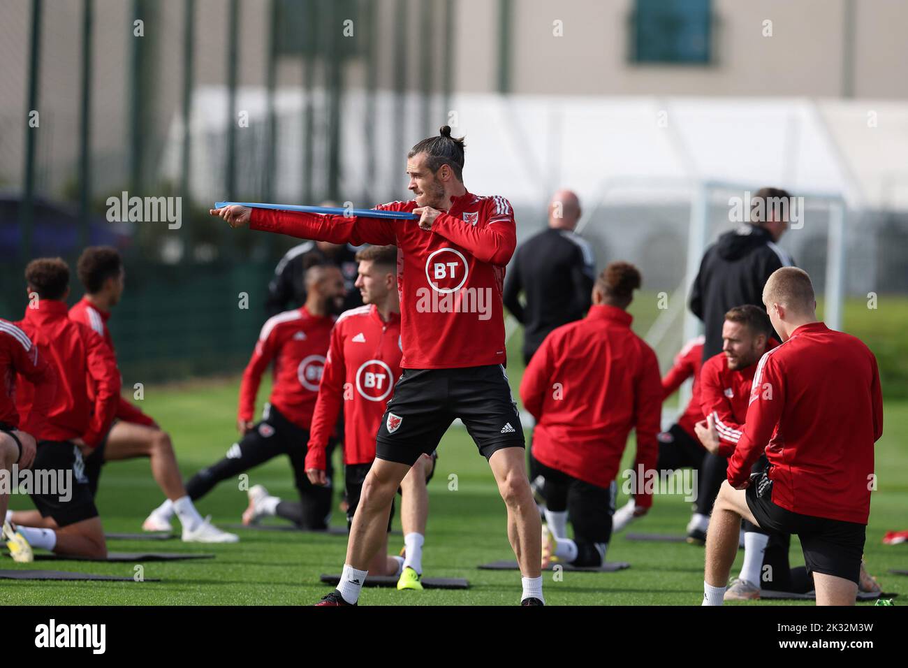 Cardiff, Großbritannien. 24. September 2022. Gareth Bale aus Wales scherzt darüber, wie er vorgibt, während der Trainingseinheit des walisischen Fußballteams MD1 im Vale Resort, Hensol, nahe Cardiff am Samstag, den 24.. September 2022, Bogenschießen zu machen. Das Team bereitet sich auf das nächste Spiel vor, ein Spiel der UEFA Nations League gegen Polen morgen. Dieses Bild darf nur für redaktionelle Zwecke verwendet werden. Redaktionelle Verwendung, Bild von Andrew Orchard/Andrew Orchard Sports Photography/Alamy Live News Credit: Andrew Orchard Sports Photography/Alamy Live News Stockfoto