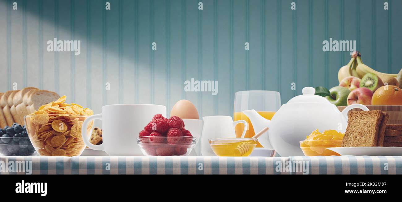 Köstliches gesundes Frühstück zu Hause mit frischem Obst, Müsli, Tee und Brot Stockfoto