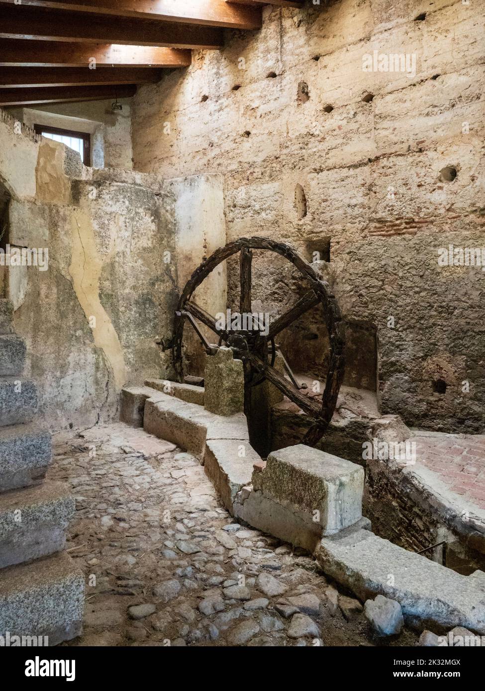 Steinmühle im Vostell Museum für Zeitgenössische Kunst in Malpartida (Cáceres, Spanien). Stockfoto