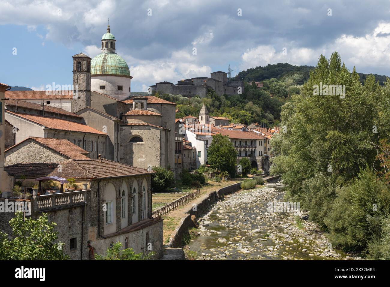 Pontremoli in der Region Massa Carrara in der Toskana mit der Kathedrale Santa Maria Assunta Dome und Castello del Piagnaro im Hintergrund. Stockfoto