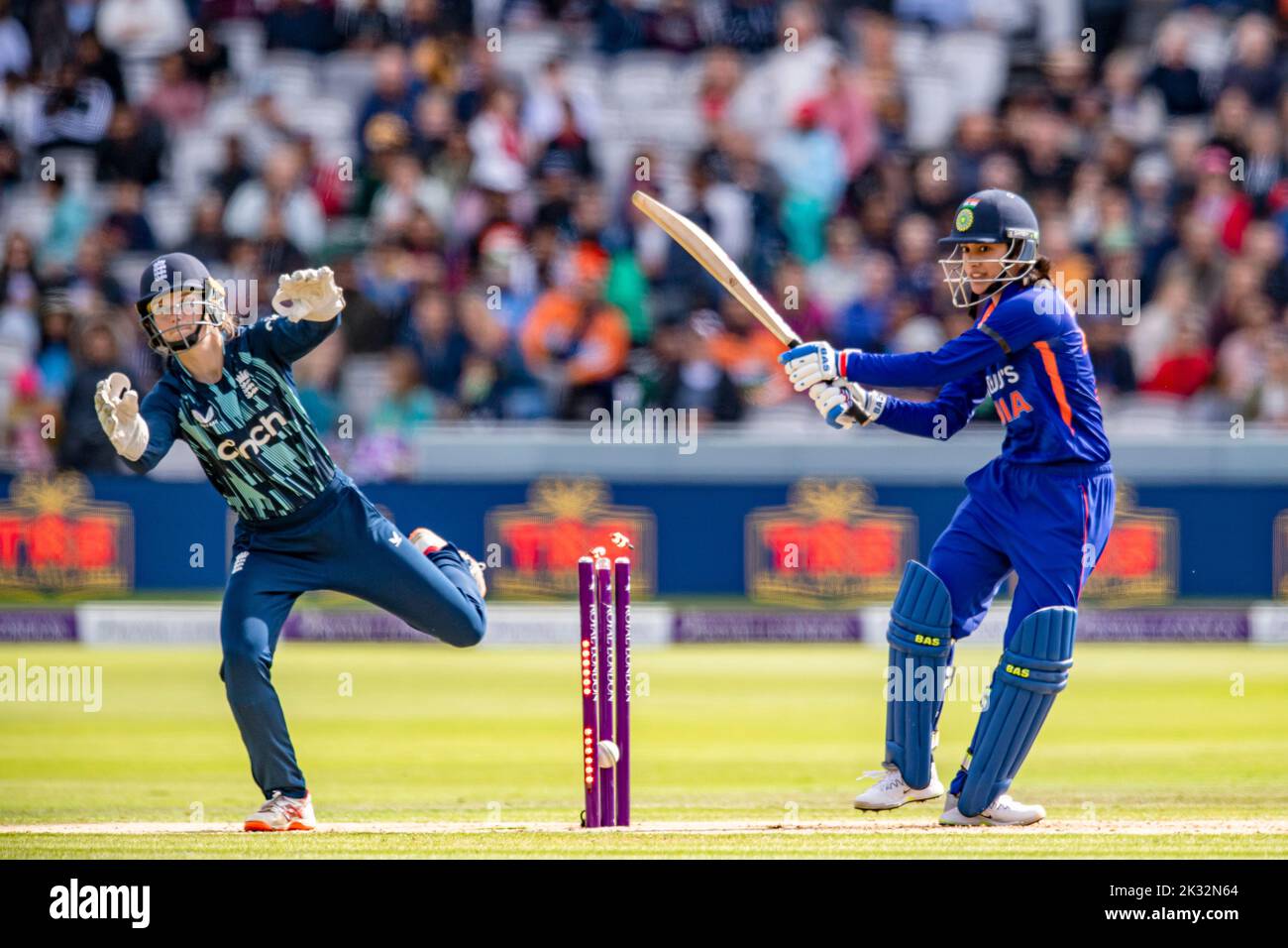 LONDON, GROSSBRITANNIEN. 24.. September 2022. in18 wurde von Kate Cross of England während der England Women vs India 3. Royal London ODI auf dem Lord's Cricket Ground am Samstag, 24. September 2022 in LONDON ENGLAND geprallen. Kredit: Taka G Wu/Alamy Live Nachrichten Stockfoto