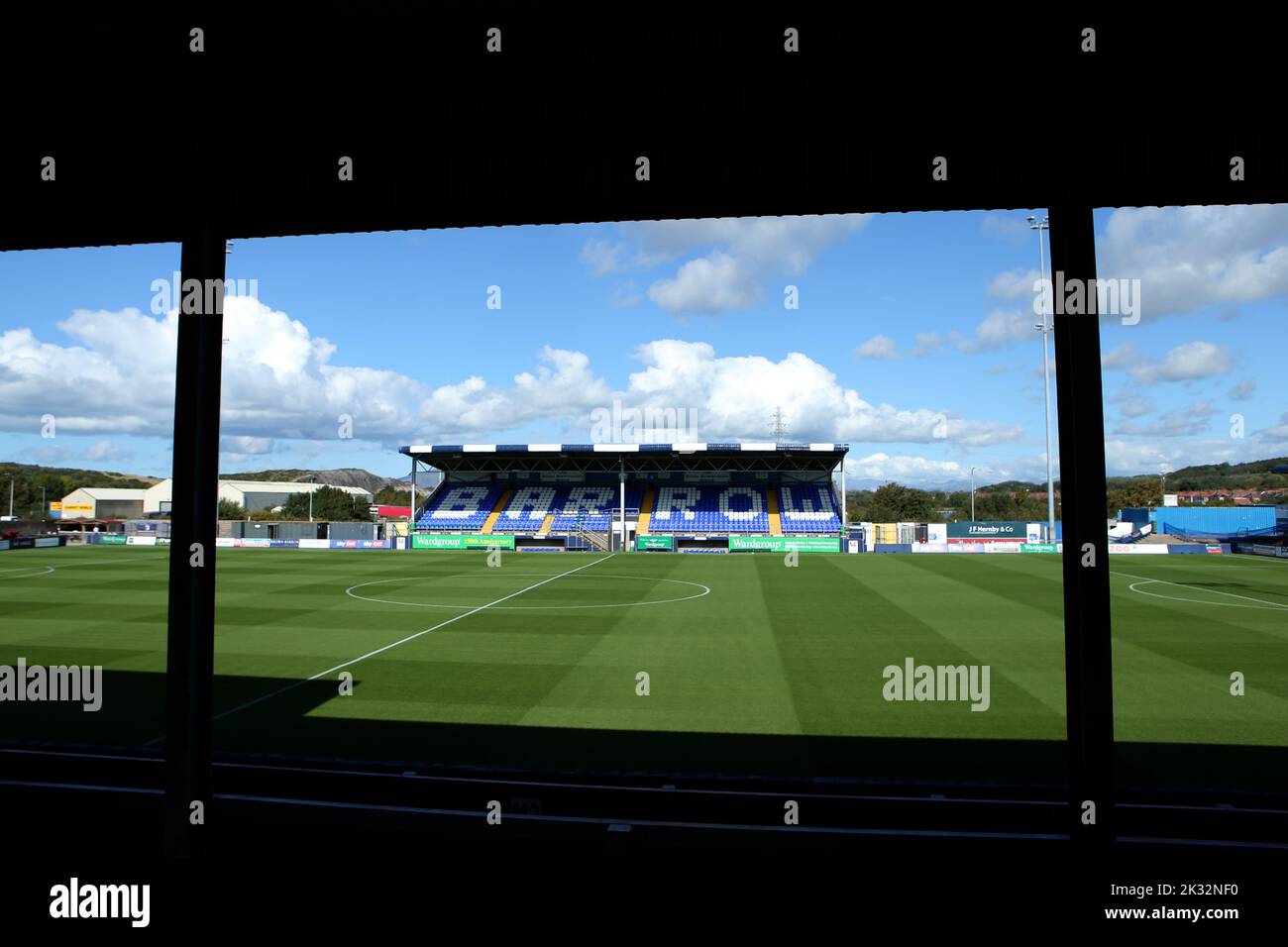 Ein allgemeiner Blick nach innen vor dem zweiten Spiel der Sky Bet League in der Holker Street, Barrow-in-Furness. Bilddatum: Samstag, 24. September 2022. Stockfoto