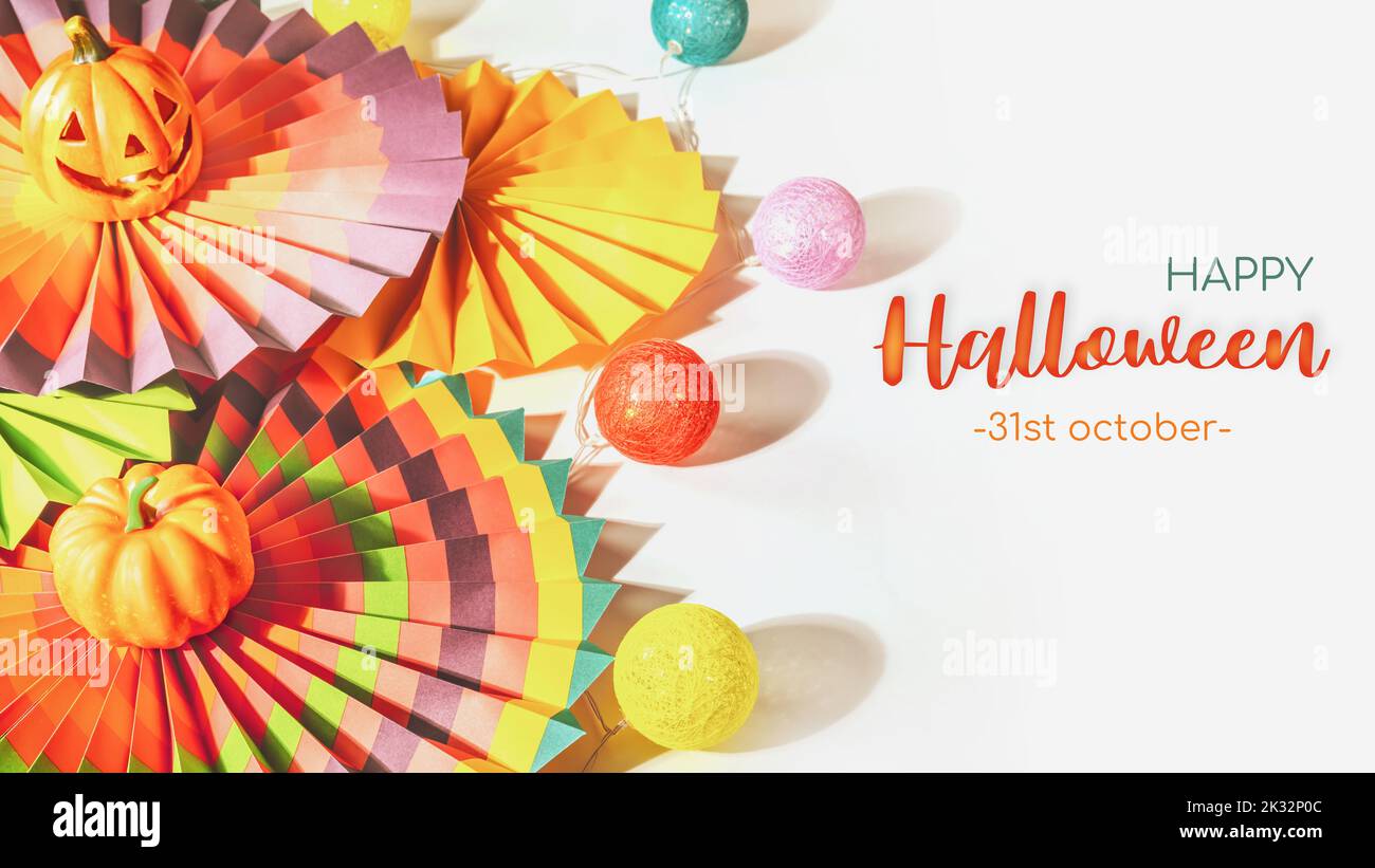 Halloween-Weihnachtsgeschenk-Karte mit bunten Papier-Fans, dekorativen Kürbis, Beleuchtung und Jack o'Laterne auf weißem Hintergrund mit Gratulation insc Stockfoto