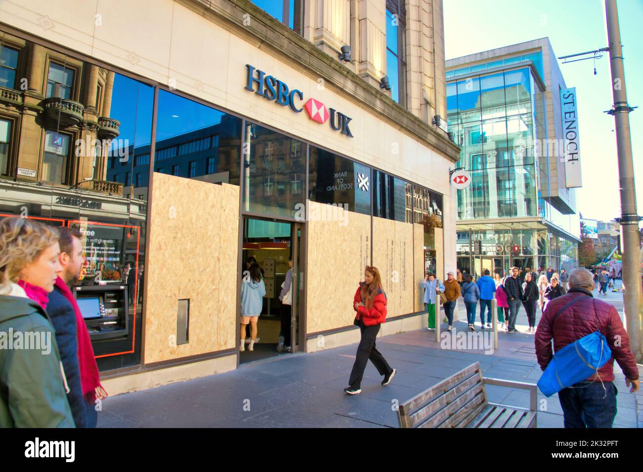 Glasgow, Schottland, Großbritannien 24.. September 2022. HSBC öffnet am Samstagmorgen hinter verschalteten Fenstern, nachdem ein Solo-Klimaaktivist die Fenster gebrochen hatte und nach Stunden auf der Buchanan-Straßenfiliale auf der Style Mile bei einem späten Angriff verhaftet wurde. Credit Gerard Ferry/Alamy Live News Stockfoto