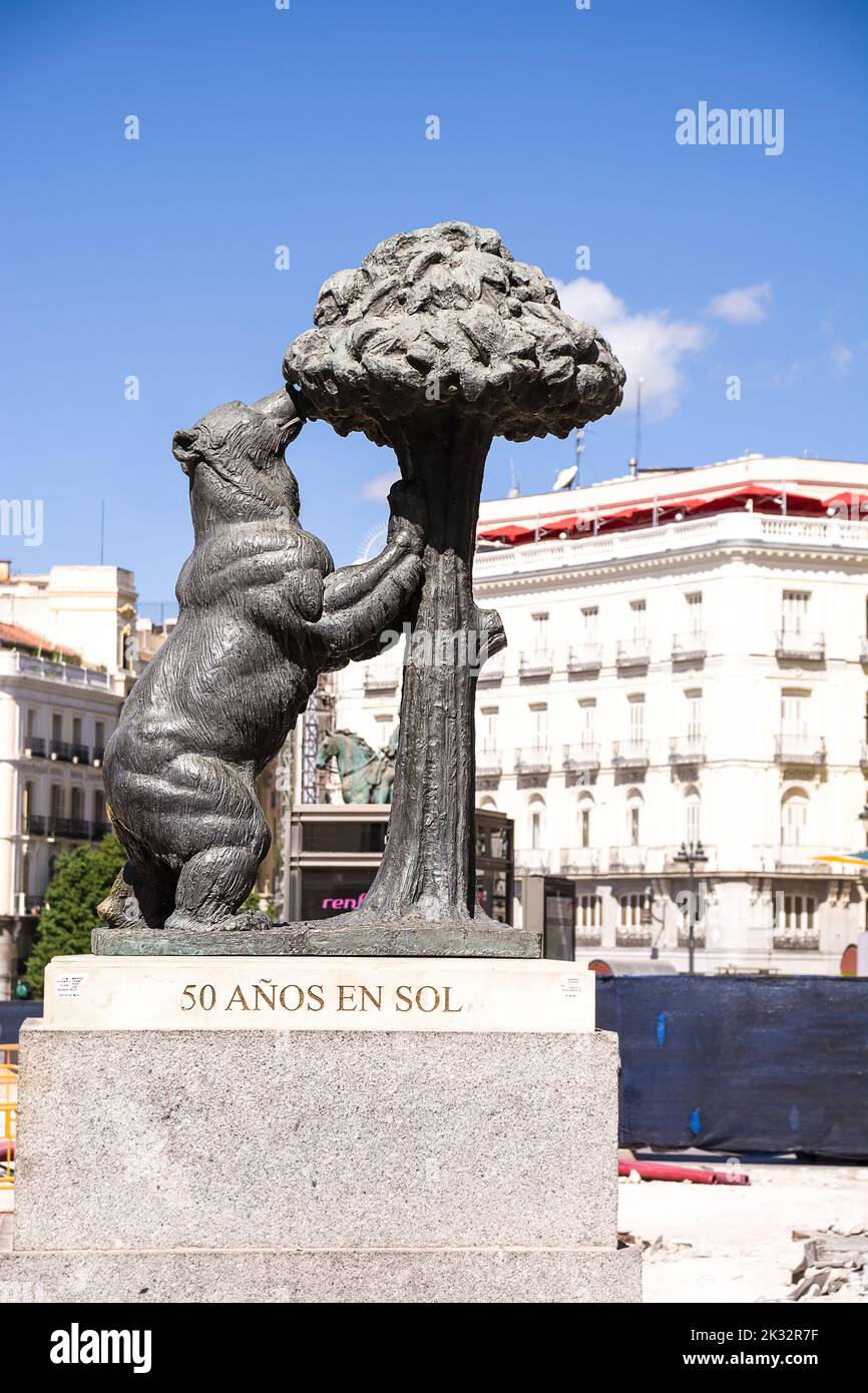 Madrid, Spanien - 19. Juni 2022: Die Statue des Bären mit dem Erdbeerbaum, Symbol der Stadt Madrid Stockfoto