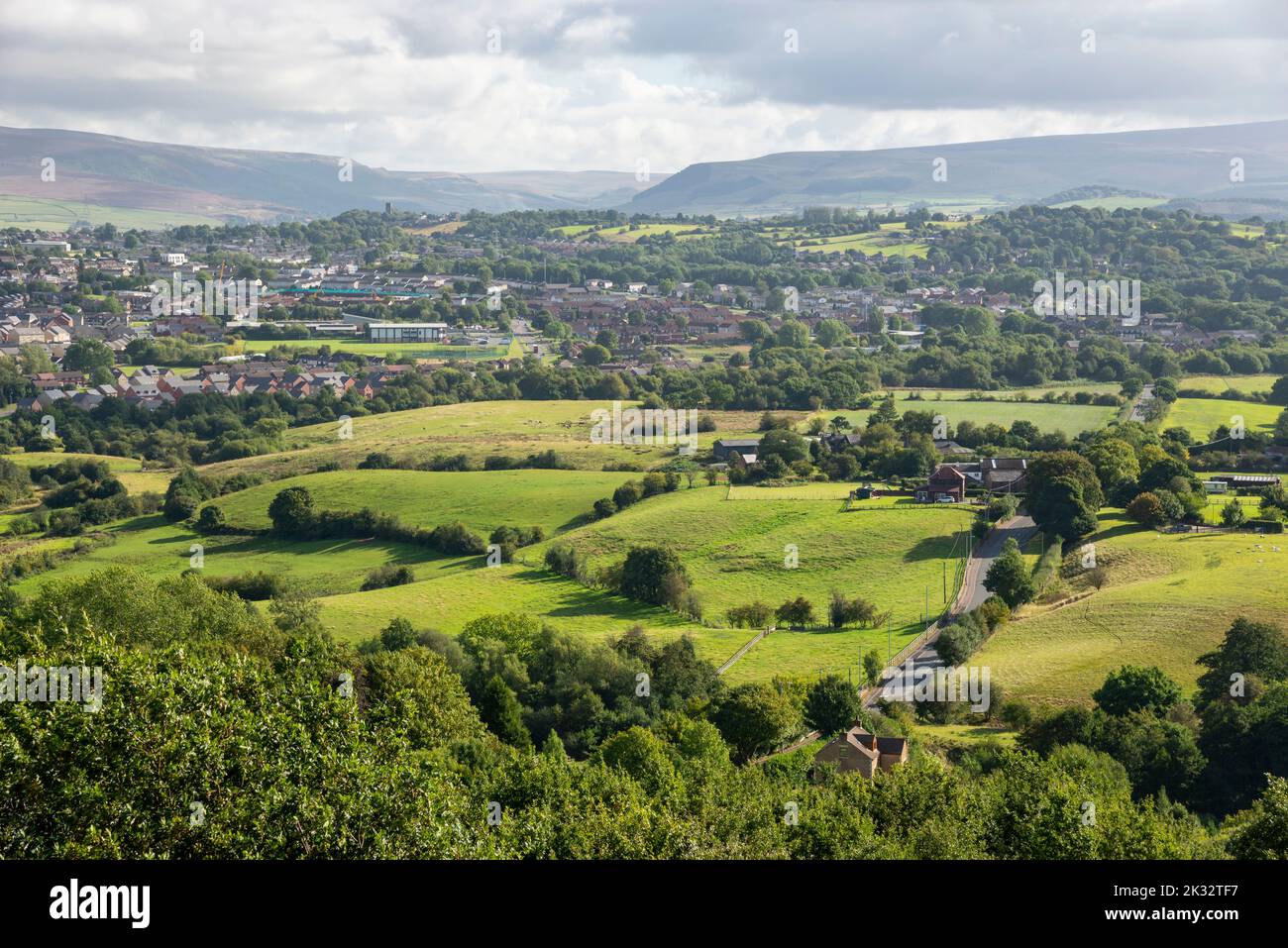 Blick auf Mottram und Hattersley vom Werneth Low Country Park in der Nähe von Hyde in Tameside, Greater Manchester. Stockfoto