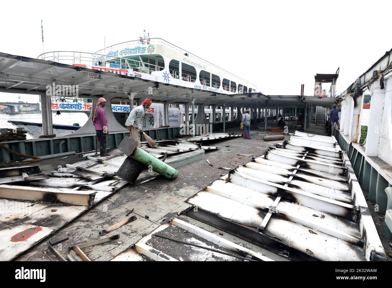 Dhaka, Bangladesch - 24. September 2022: Start der Arbeiter bei Shoshanghat in Dhaka. Aufgrund der steigenden Kraftstoffpreise und der Passagierknappheit, einige Stockfoto