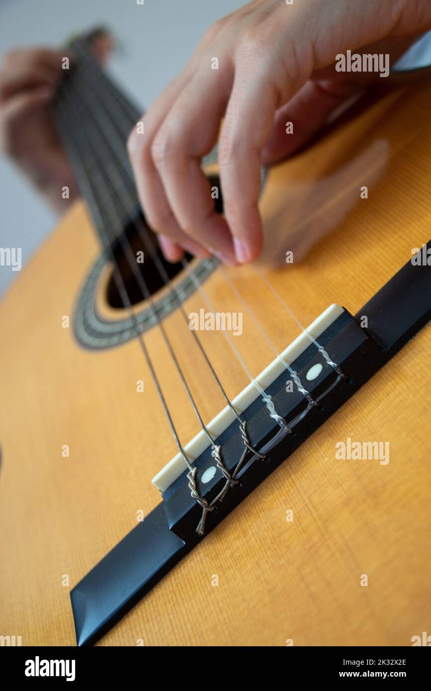 Junge Musikerin Mädchen spielen akustische Gitarre zu Hause, selektive Fokus Stockfoto