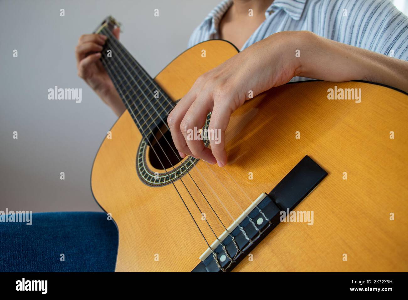 Junge Musikerin Mädchen spielen akustische Gitarre zu Hause, selektive Fokus Stockfoto