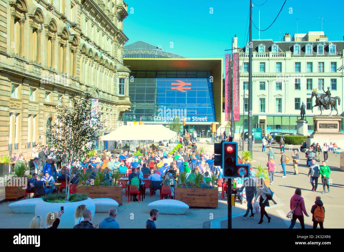 Glasgow, Schottland, Großbritannien 24.. September 2022. Wetter in Großbritannien: Heiß und sonnig in der Stadt sahen Einheimische und Touristen auf die Straße gehen. Der George Square mit seinem Open-Air-Pub ist zum Anlaufpunkt für Einheimische und Touristen in der Stadt geworden. Credit Gerard Ferry/Alamy Live News Stockfoto