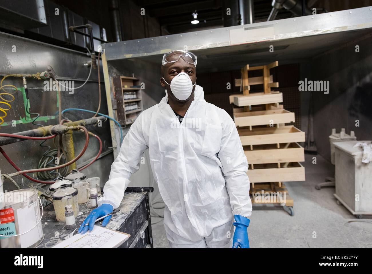 Porträt eines Arbeiters, der in der Werkstatt Schutzkleidung trägt Stockfoto
