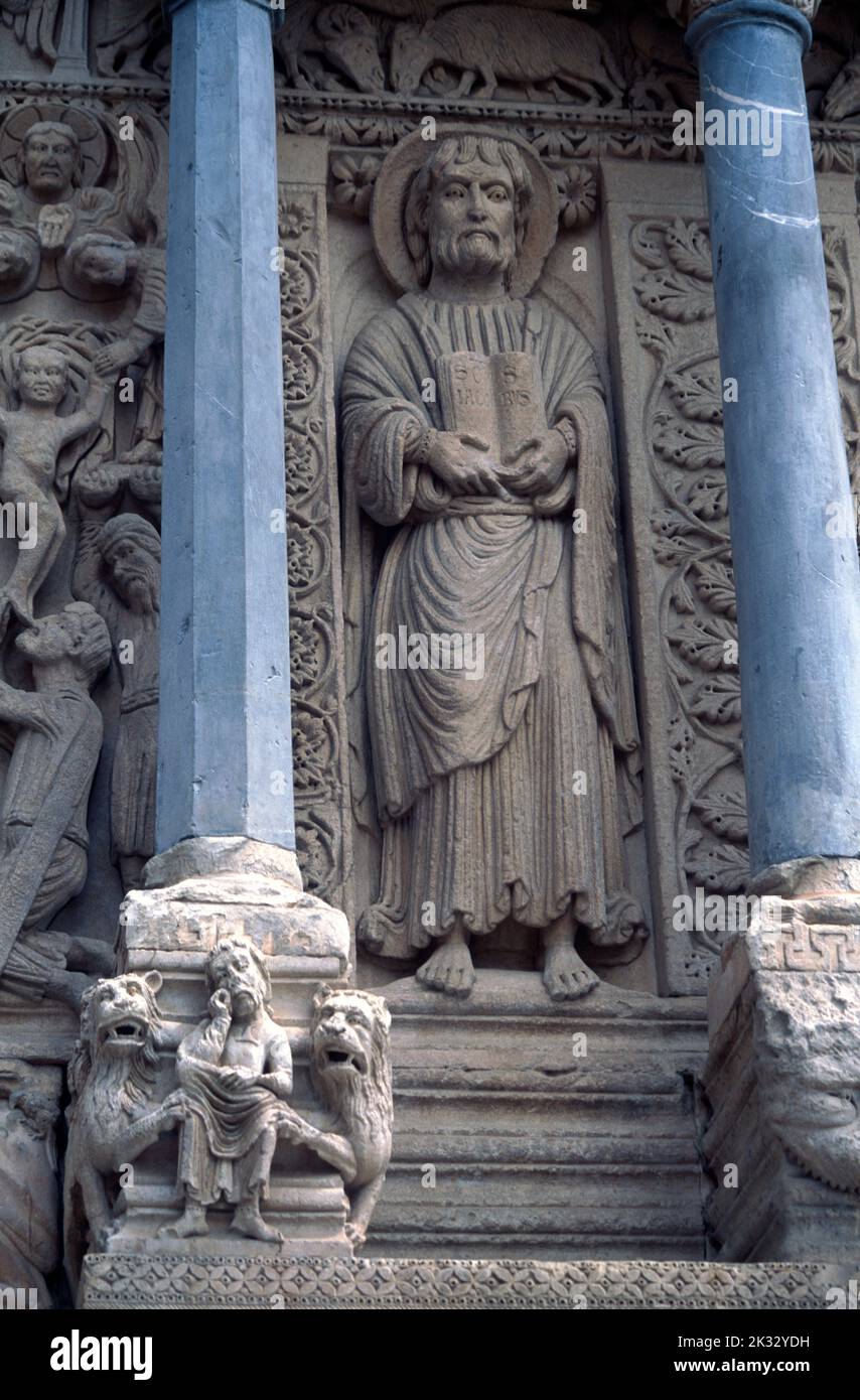 Arles France Kirche St. Trophime mit St. James der größere Statue an der Fassade wichtiger Wallfahrtsort Ausgangspunkt der Via Tolosana nach San Stockfoto