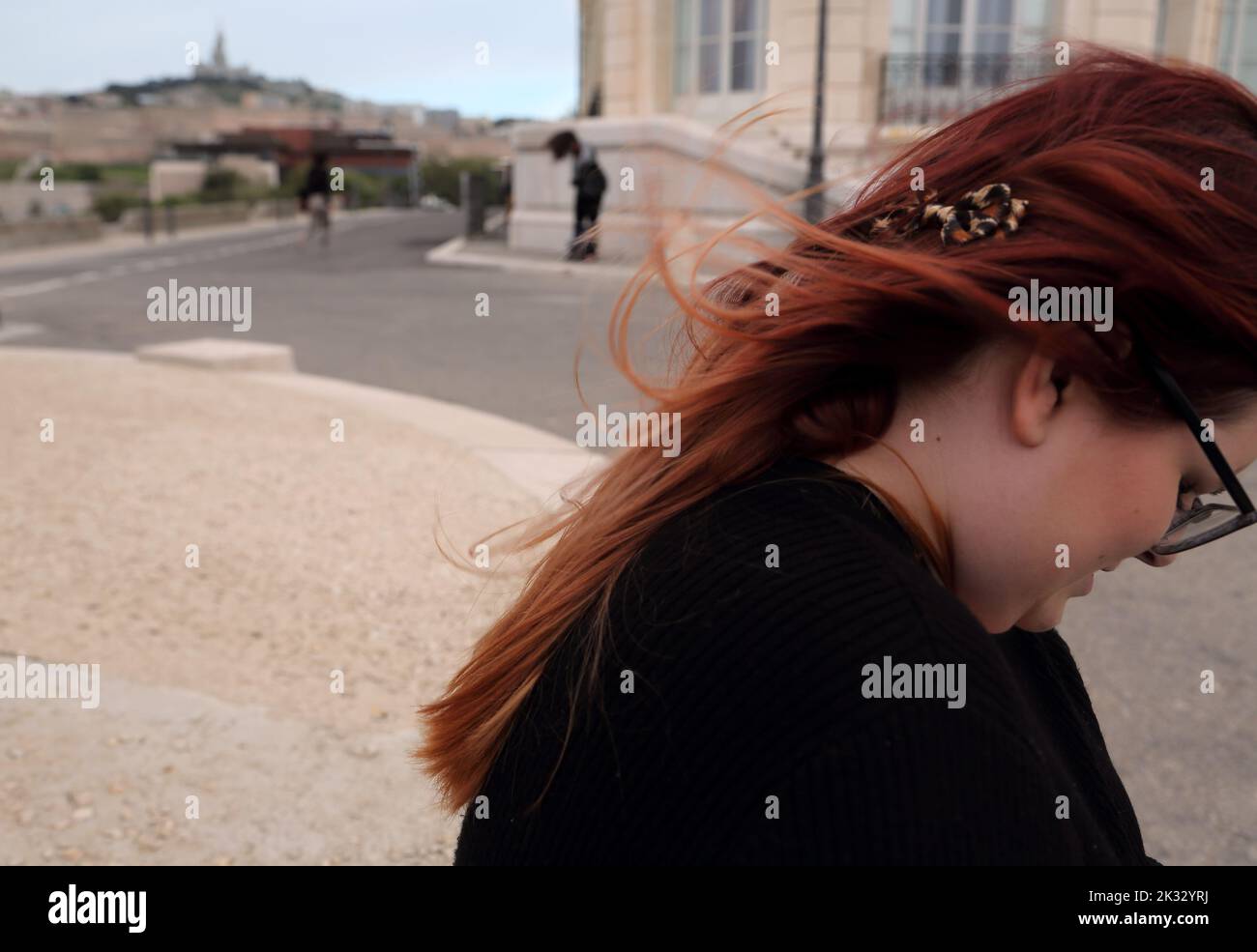 Frauen in ihren Zwanzigern mit Haarblasen in Wind Marseille Frankreich Stockfoto