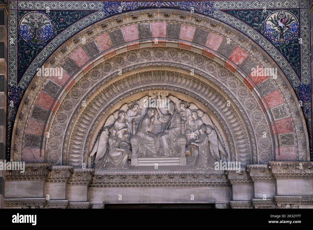 Kathedrale Sainte-Marie-Majeure (Kathedrale der Heiligen Maria Major) Tympanon über dem Eingang der Mariä Krönung von Eugene Guillaume Marseille Stockfoto