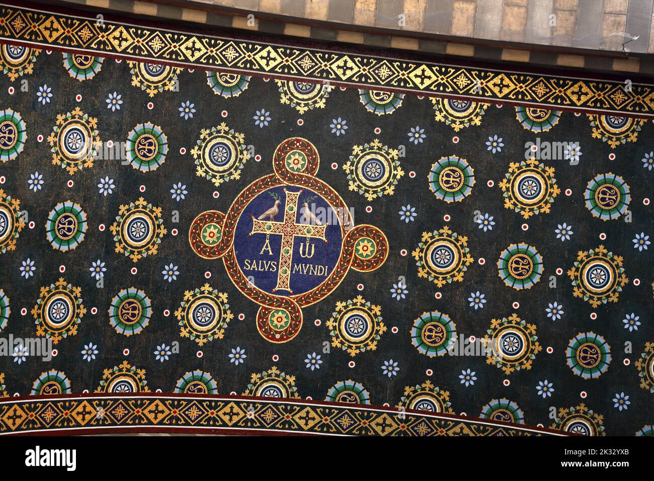 Kathedrale Sainte-Marie-Majeure (Kathedrale Santa Maria Maggiore) Detail des Kreuzes an der Decke des Bogengangs am Eingang Marseille Frankreich Stockfoto