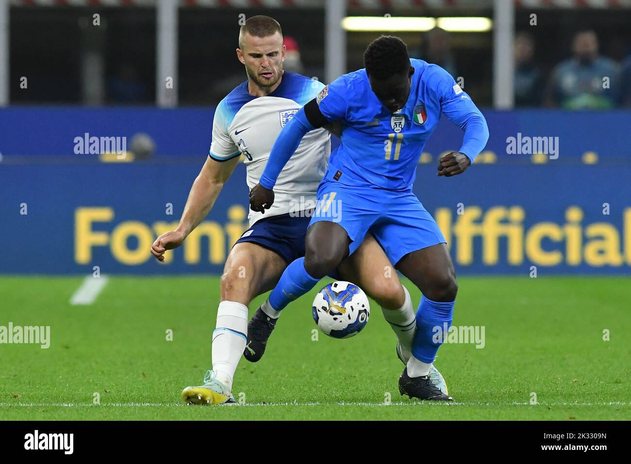 Mailand, Italien. 23. September 2022. Eric Dier aus England, Wilfried Gnonto aus Italien während des Spiels der European Nations League 2022 Italien-England Giuseppe Meazza Stadion in Mailand, Italien, 23.. September 2022 (Foto: AllShotLive/ Credit: SIPA USA/Alamy Live News Stockfoto