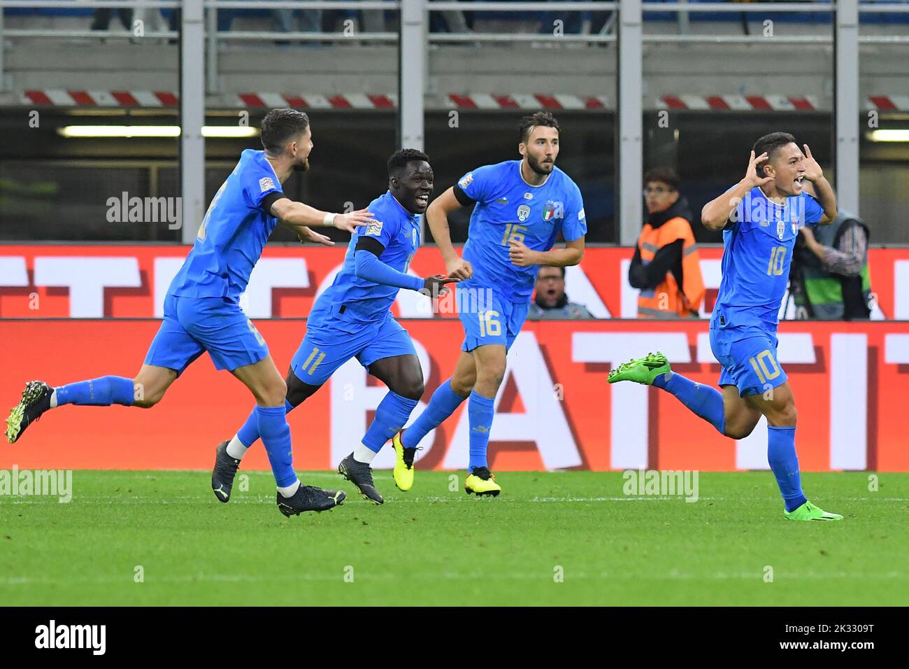 Mailand, Italien. 23. September 2022. Giacomo Raspadori aus Italien feiert nach dem Tor das Tor während des Spiels der European Nations League 2022 Italien-England Giuseppe Meazza Stadion in Mailand, Italien, 23.. September 2022 (Foto: AllShotLive/ Credit: SIPA USA/Alamy Live News Stockfoto