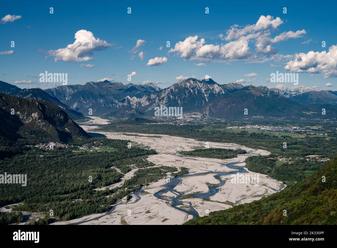 Tal des Flusses Tagliamento in Friaul, Italien mit den Dörfern Cimano und Cornino im Sommer Stockfoto