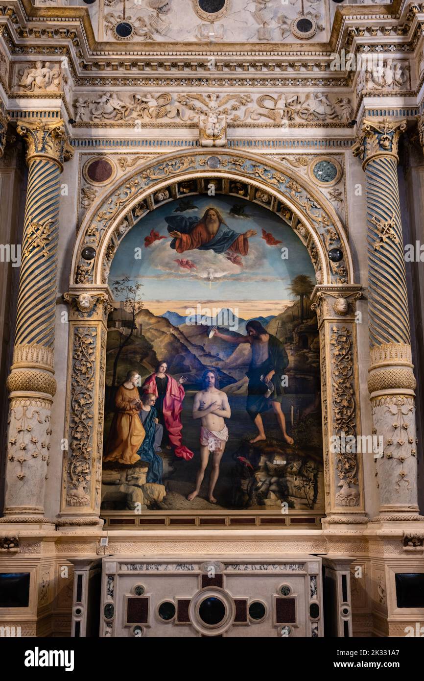 Vicenza, Italien - August 13 2022: Die Taufe Christi Gemälde von Giovanni Bellini im Jahr 1502 in der Kirche Chiesa di Santa Corona. Stockfoto