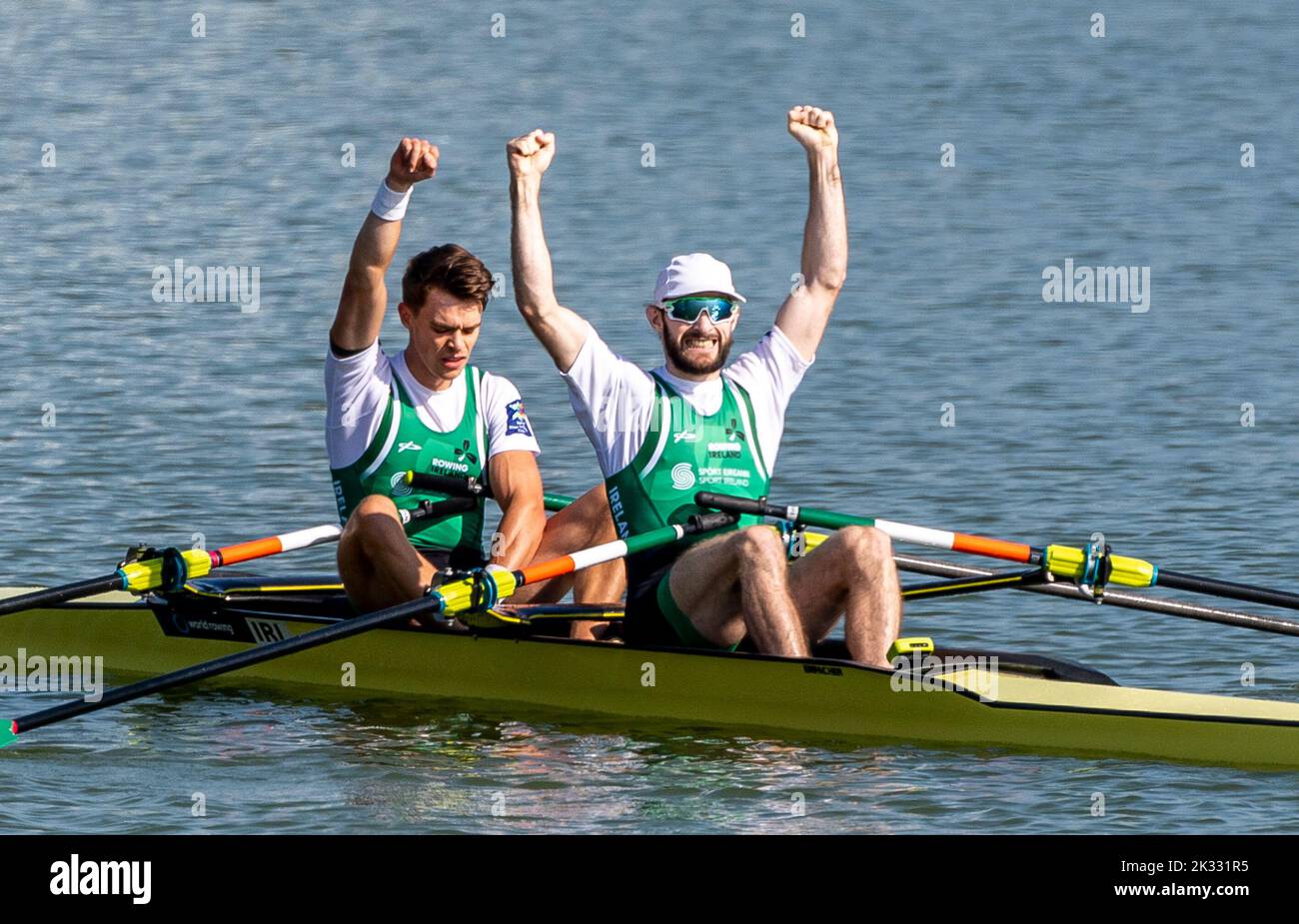 Racice, Tschechische Republik. 24. September 2022. Fintan Mc Carthy, Paul O'Donovan aus Irland, gewann am 24. September 2022 in Racice, Tschechien, das Finale Der Leichtgewicht-Doppelzweier-Sculls für Männer Am 7. Tag der Ruderweltmeisterschaften 2022 im Labe Arena Racice. Quelle: Ondrej Hajek/CTK Photo/Alamy Live News Stockfoto