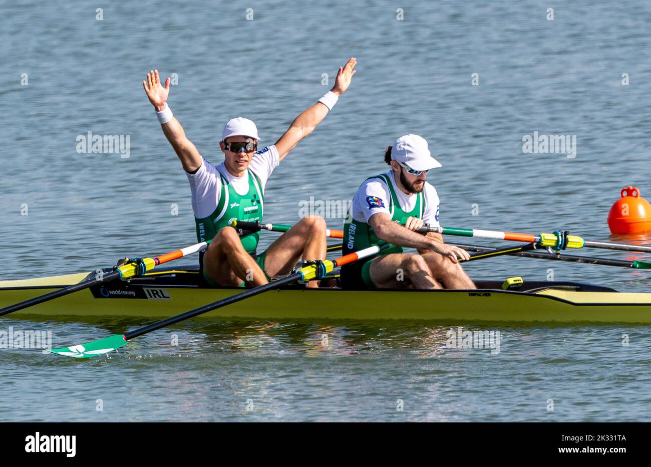 Racice, Tschechische Republik. 24. September 2022. Fintan Mc Carthy, Paul O'Donovan aus Irland, gewann am 24. September 2022 in Racice, Tschechien, das Finale Der Leichtgewicht-Doppelzweier-Sculls für Männer Am 7. Tag der Ruderweltmeisterschaften 2022 im Labe Arena Racice. Quelle: Ondrej Hajek/CTK Photo/Alamy Live News Stockfoto