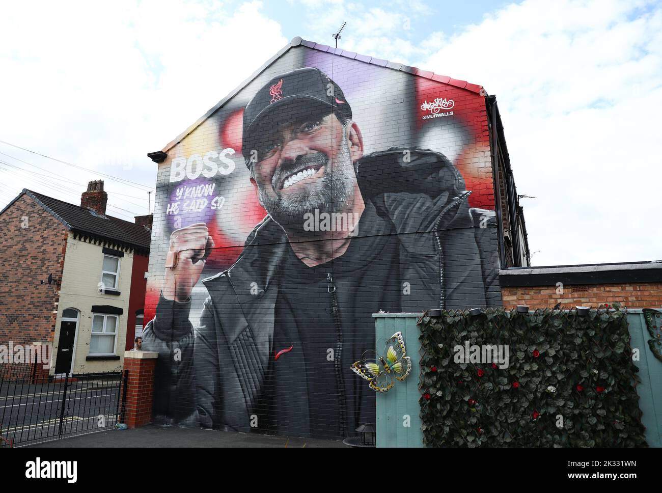 Ein Wandgemälde des Liverpooler Managers Jurgen Klopp vor dem Stadion vor dem Legends-Spiel in Anfield, Liverpool. Bilddatum: Samstag, 24. September 2022. Stockfoto