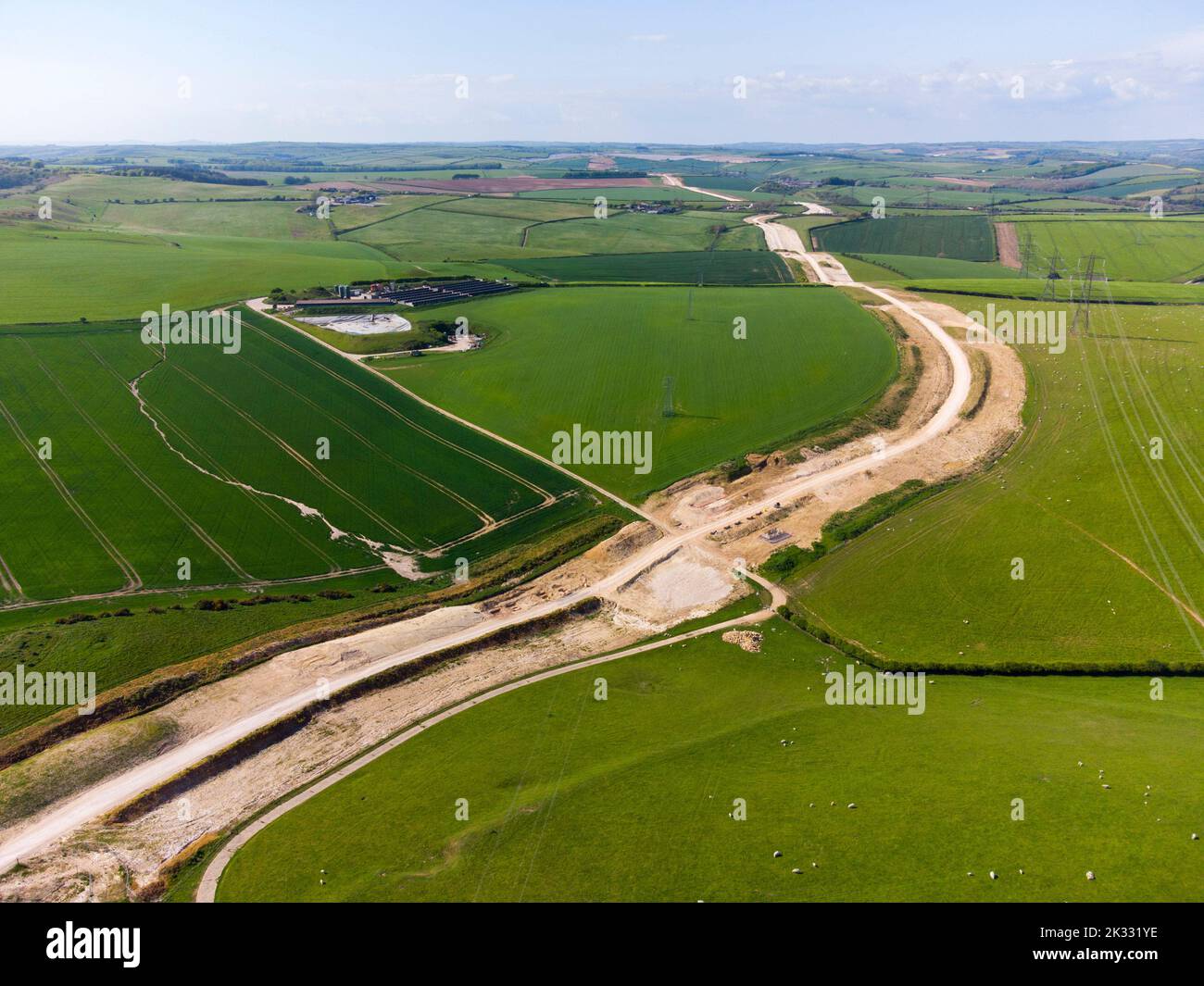 Ansicht der Arbeiten zur Vergraben von Stromleitungen und Entfernen von National Grid Pylons bei Winterbourne Abbas in Dorset, um den Bereich der herausragenden natürlichen Schönheit zu verbessern. Stockfoto