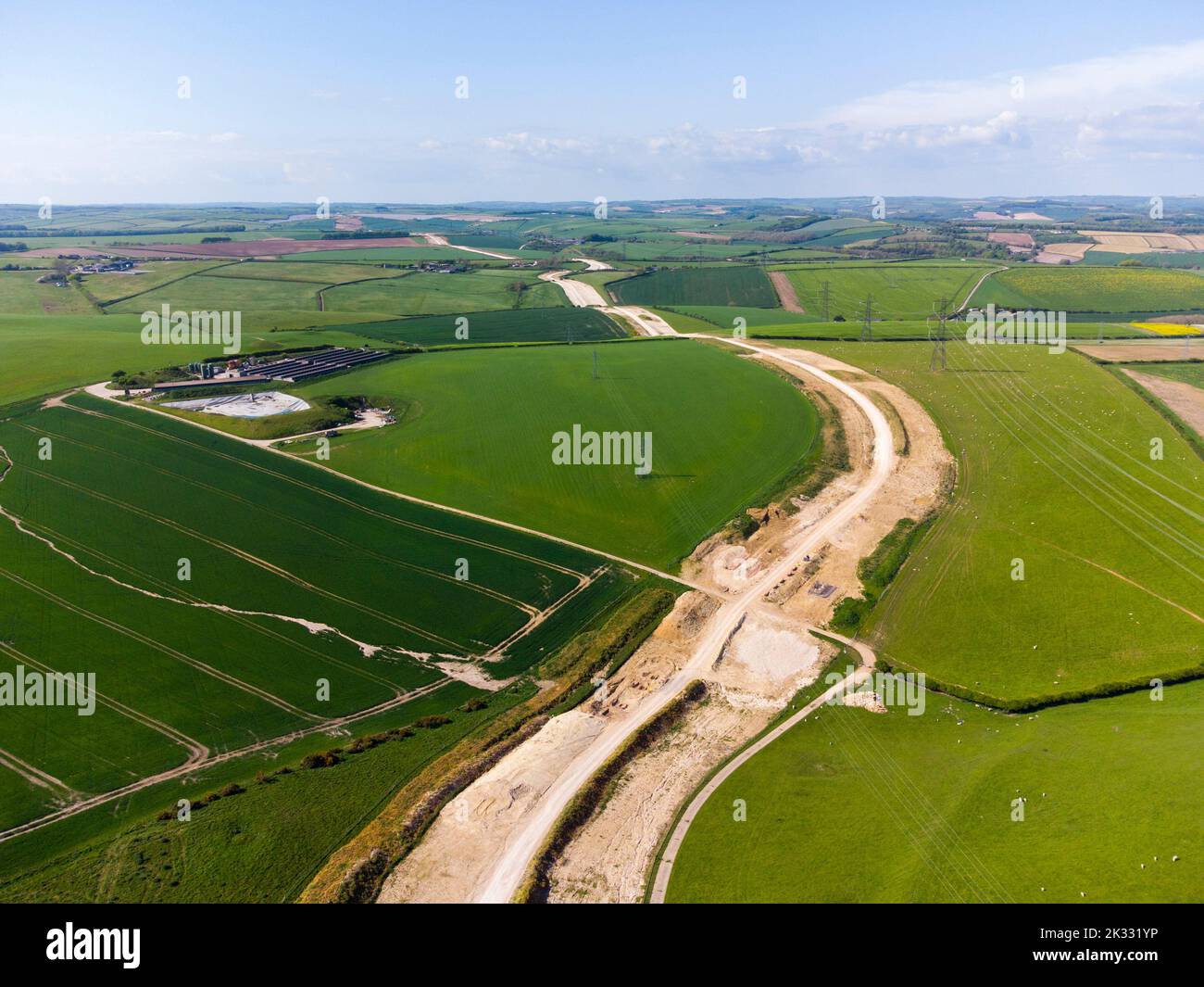 Ansicht der Arbeiten zur Vergraben von Stromleitungen und Entfernen von National Grid Pylons bei Winterbourne Abbas in Dorset, um den Bereich der herausragenden natürlichen Schönheit zu verbessern. Stockfoto