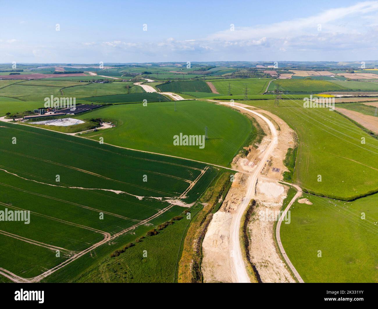 Ansicht der Arbeiten zur Vergraben von Stromleitungen und Entfernen von National Grid Pylons bei Winterbourne Abbas in Dorset, um den Bereich der herausragenden natürlichen Schönheit zu verbessern. Stockfoto