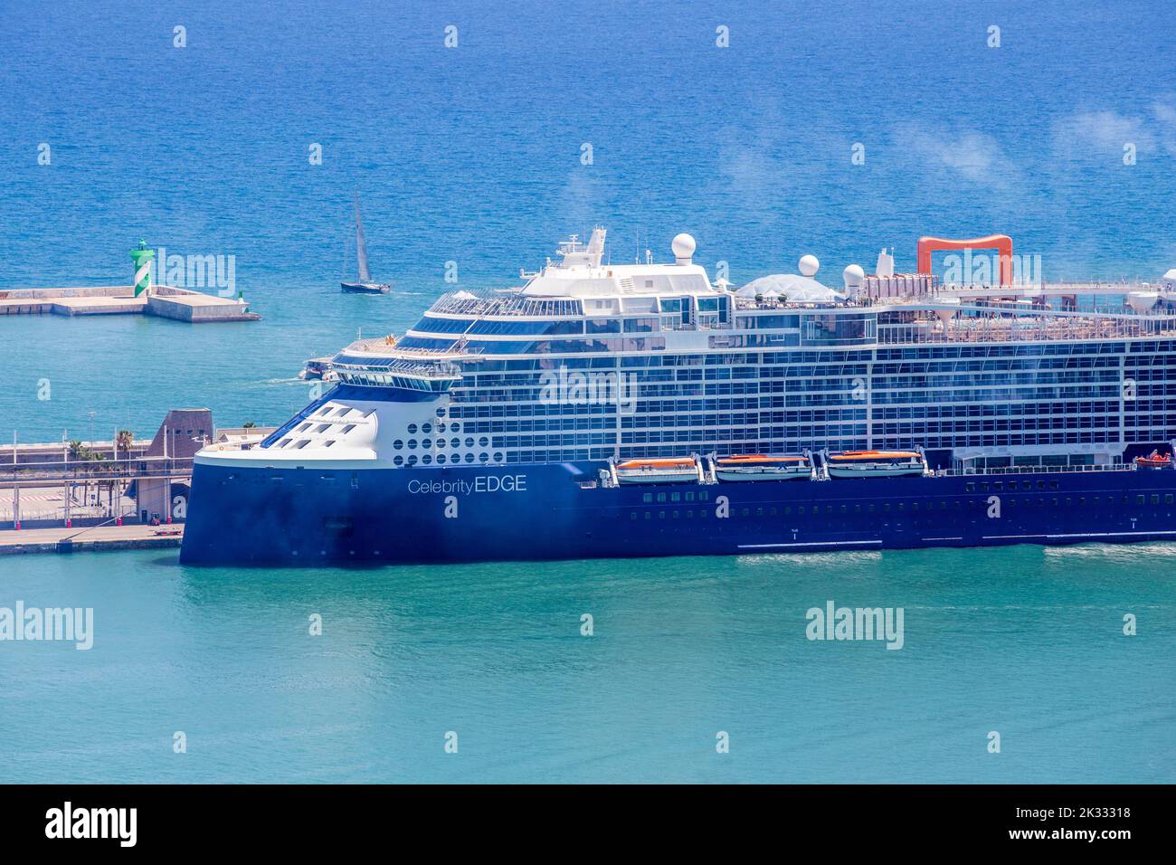 Celebrity Edge Cruise Schiff im Hafen von Barcelona, Spanien Stockfoto