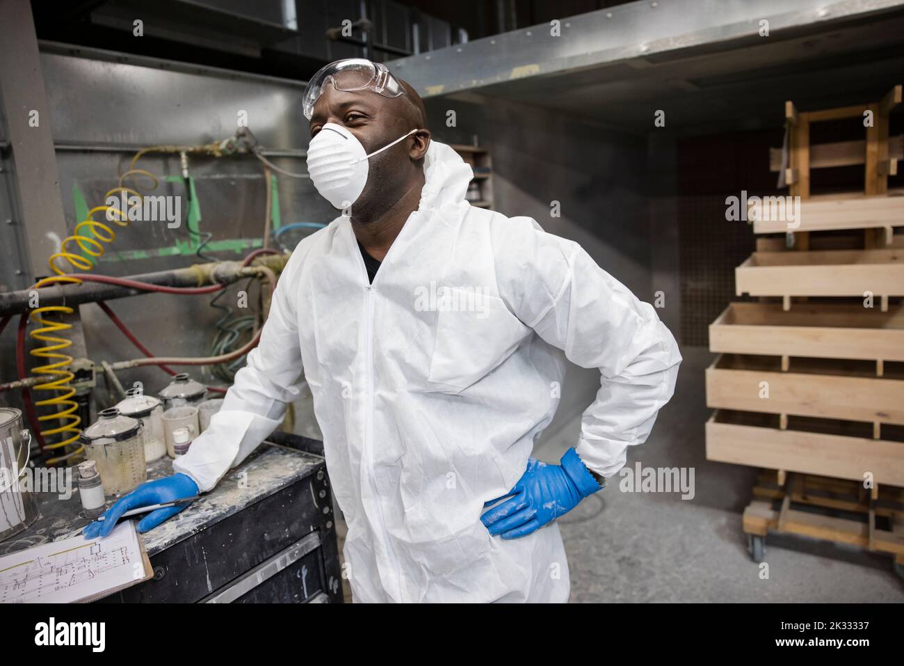 Porträt eines Arbeiters, der in der Werkstatt Schutzkleidung trägt Stockfoto