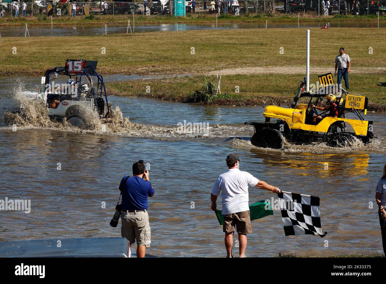 Sumpfbuggys beenden Rennen, karierte Flagge winken, Wasser spritzen, Wettbewerb, Bewegung, Sport, Zuschauer, Fotograf, Florida Sports Park, Naples, F Stockfoto