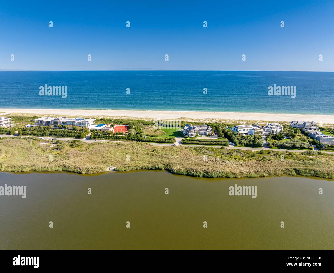 Luftaufnahme der Dünenstraße und Häuser am Wasser, Bridgehampton, ny Stockfoto
