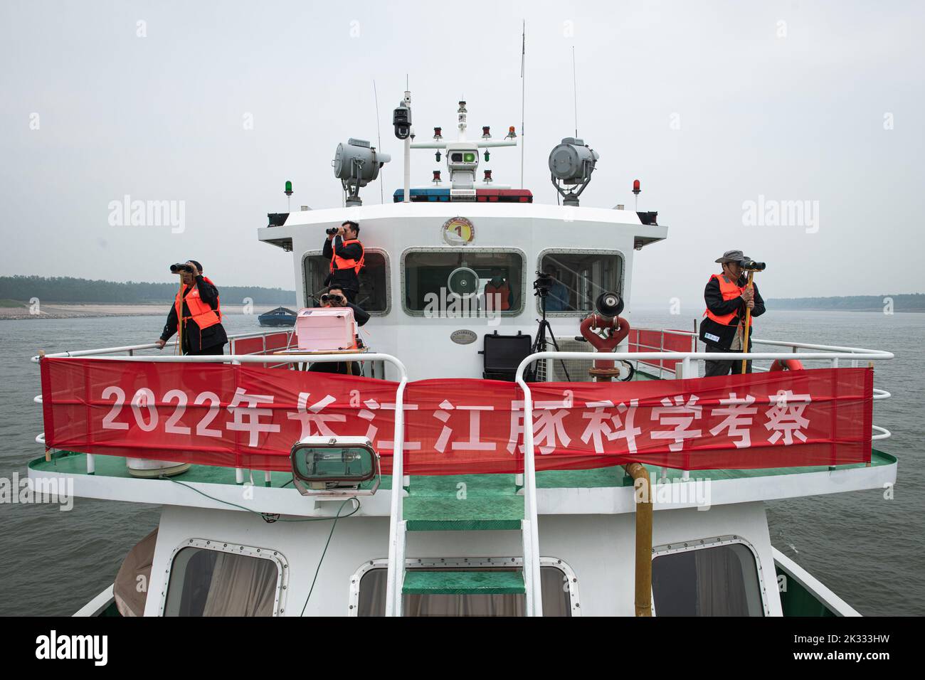 (220924) -- WUHAN, 24. September 2022 (Xinhua) -- Forscher nutzen Ferngläser, um Überwachungsarbeiten während einer wissenschaftlichen Expedition auf feinstigen Schweinswalen von Yangtze im Shishou-Abschnitt des Yangtze-Flusses, der zentralchinesischen Provinz Hubei, durchzuführen, 23. September 2022. China hat am Montag eine wissenschaftliche Untersuchung der feinstigen Schweinswale in Yangtze, einer ikonischen Art im längsten Fluss des Landes, gestartet, mit dem Ziel, einen gezielteren Schutzplan für die Art zu formulieren. Organisiert von der Fischereiverwaltung des Jangtse-Flussbeckens unter dem Ministerium für Landwirtschaft und ländliche Angelegenheiten, wurde die Expedition durchgeführt Stockfoto