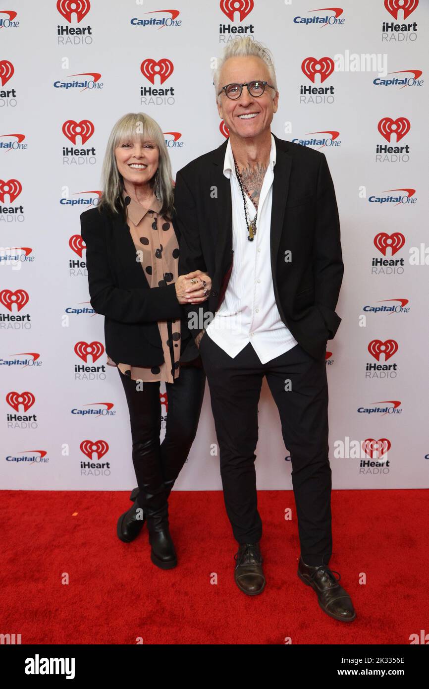 Las Vegas, Usa. 23. September 2022. Pat Benatar und Neil Giraldo treffen am Freitag, den 23. September 2022, zum iHeartRadio Music Festival in der T-Mobile Arena in Las Vegas, Nevada, ein. Foto von James Atoa/UPI Credit: UPI/Alamy Live News Stockfoto