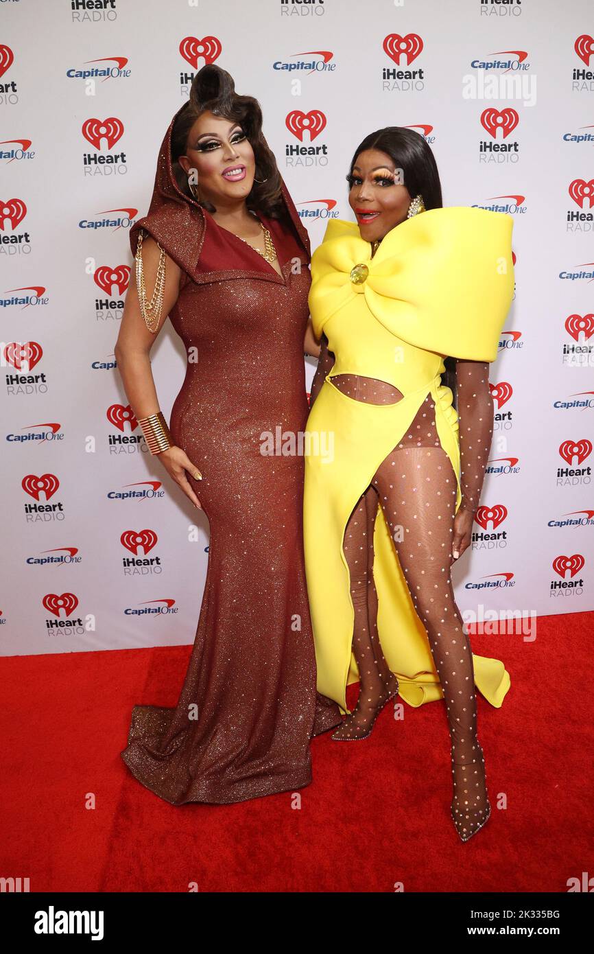 Las Vegas, Usa. 23. September 2022. Die Reality-tv-Stars Alexis Mateo und Coco Montrose treffen am Freitag, den 23. September 2022, zum iHeartRadio Music Festival in der T-Mobile Arena in Las Vegas, Nevada, ein. Foto von James Atoa/UPI Credit: UPI/Alamy Live News Stockfoto