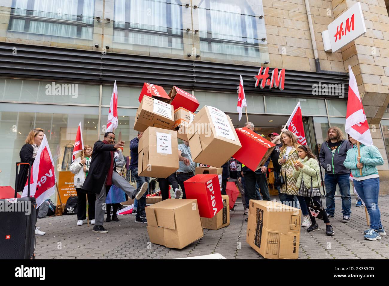 Nürnberg, Deutschland. 24. September 2022. Mitarbeiter, betriebsrat und  Gewerkschaft des Online-Shops von H&M treten vor der Regionalleitung des  Modeunternehmens H&M neben einer Filiale im Rahmen einer Demonstration eine  symbolische Demand-Wand aus ...