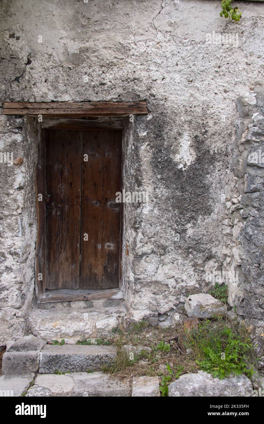 Steinmauer Nahaufnahme historische alte Holz Holztür alte Fassade als Konzept für die Sicherheit Einbruchschutz und für den Einsatz als Hintergrund verwendet werden Stockfoto