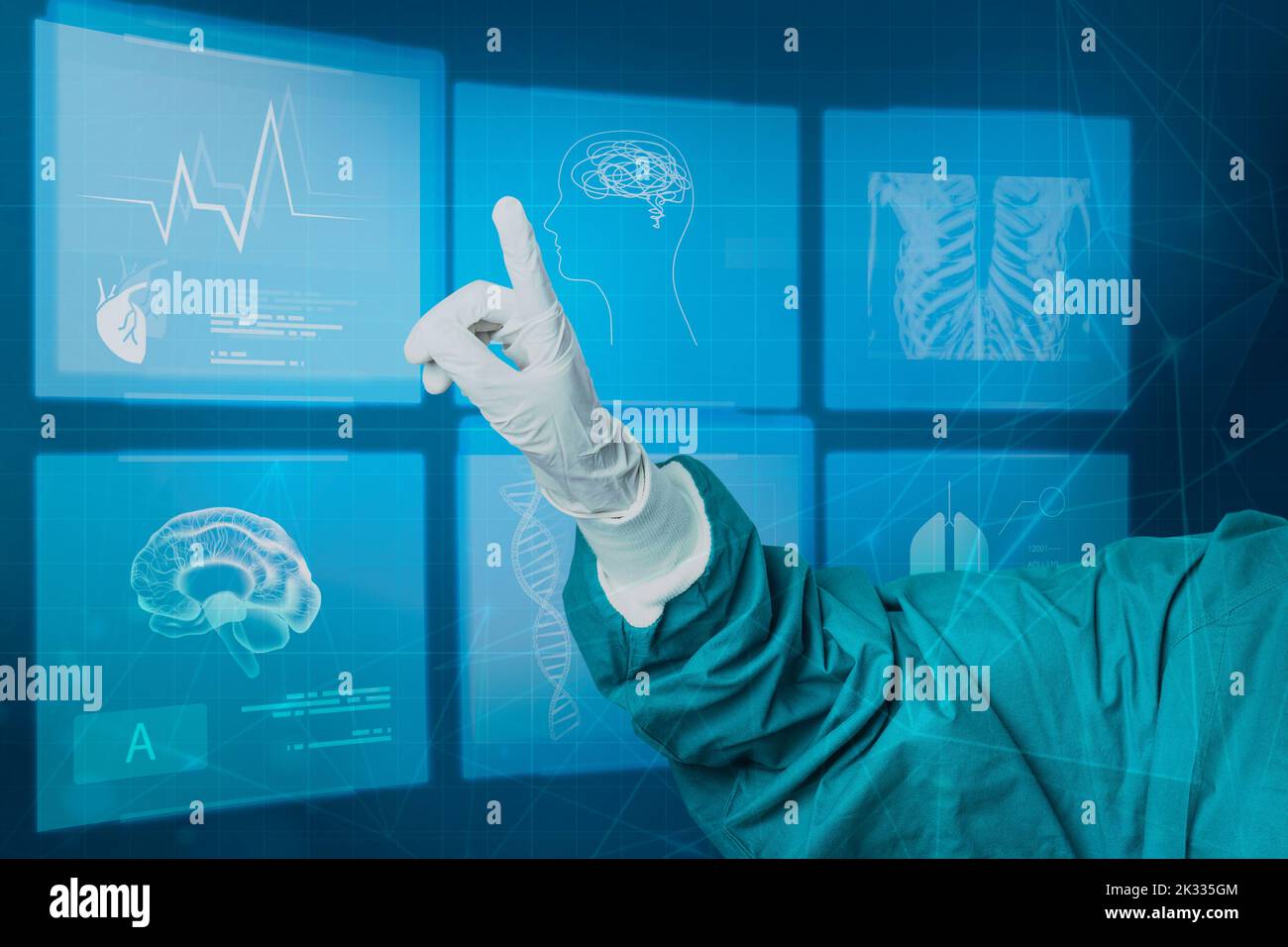 Hand in medizinischen Handschuh zeigt auf virtuelle Bildschirm Medizintechnik Stockfoto