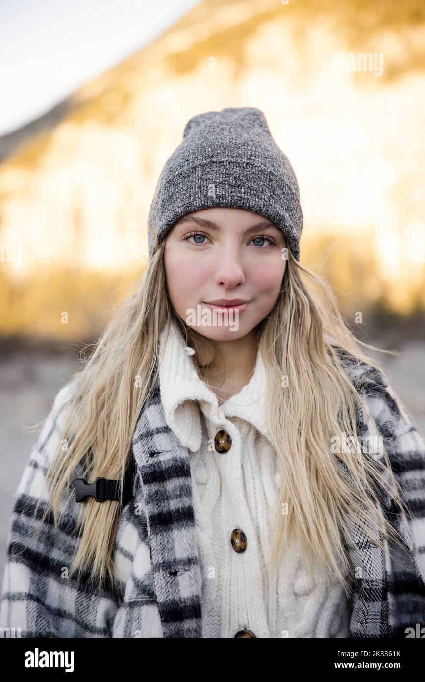 Porträt der jungen Frau mit Stricken Hut Stockfoto