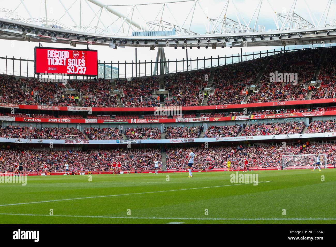 24.. September 2022: Emirates Stadium, London, England; Women Super League Football, Arsenal gegen Tottenham Hotspur; Rekordverkauf für ein WSL-Ligaspiel von 53.737 Stockfoto