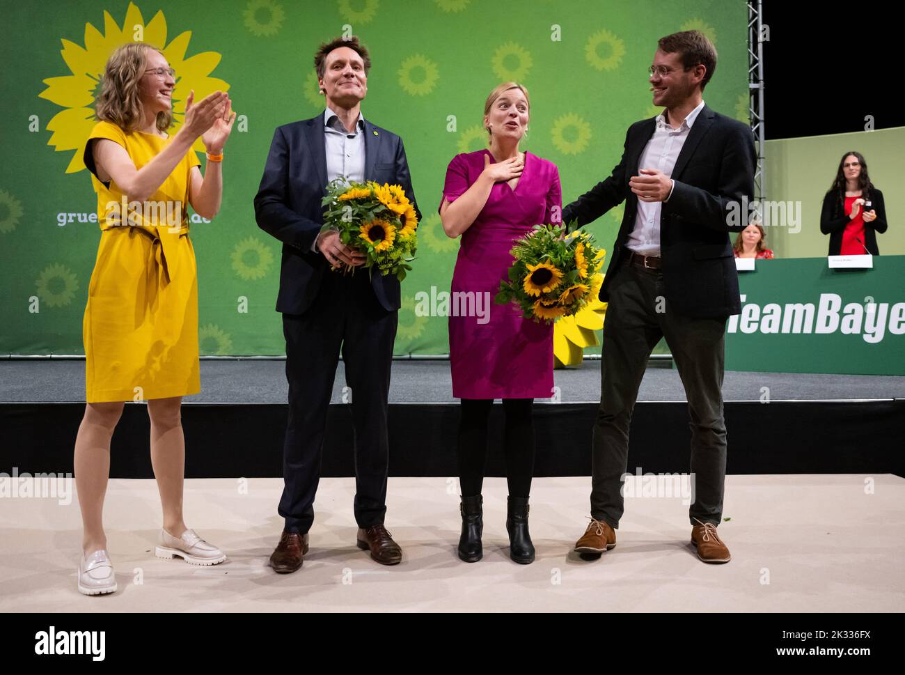 Landshut, Deutschland. 24. September 2022. Katharina Schulze (2. v.r.), Fraktionsvorsitzende Bündnis 90/die Grünen, Und Ludwig Hartmann (2. v.l.), Fraktionschef von Bündnis 90/die Grünen, steht mit den beiden Parteiführern Eva Lettenbauer und Thomas von Sarnowski auf der Landesparty-Konferenz der Grünen nach ihrer Wahl zum Spitzenduo für die Landtagswahl 2023 auf der Bühne. Quelle: Sven Hoppe/dpa/Alamy Live News Stockfoto