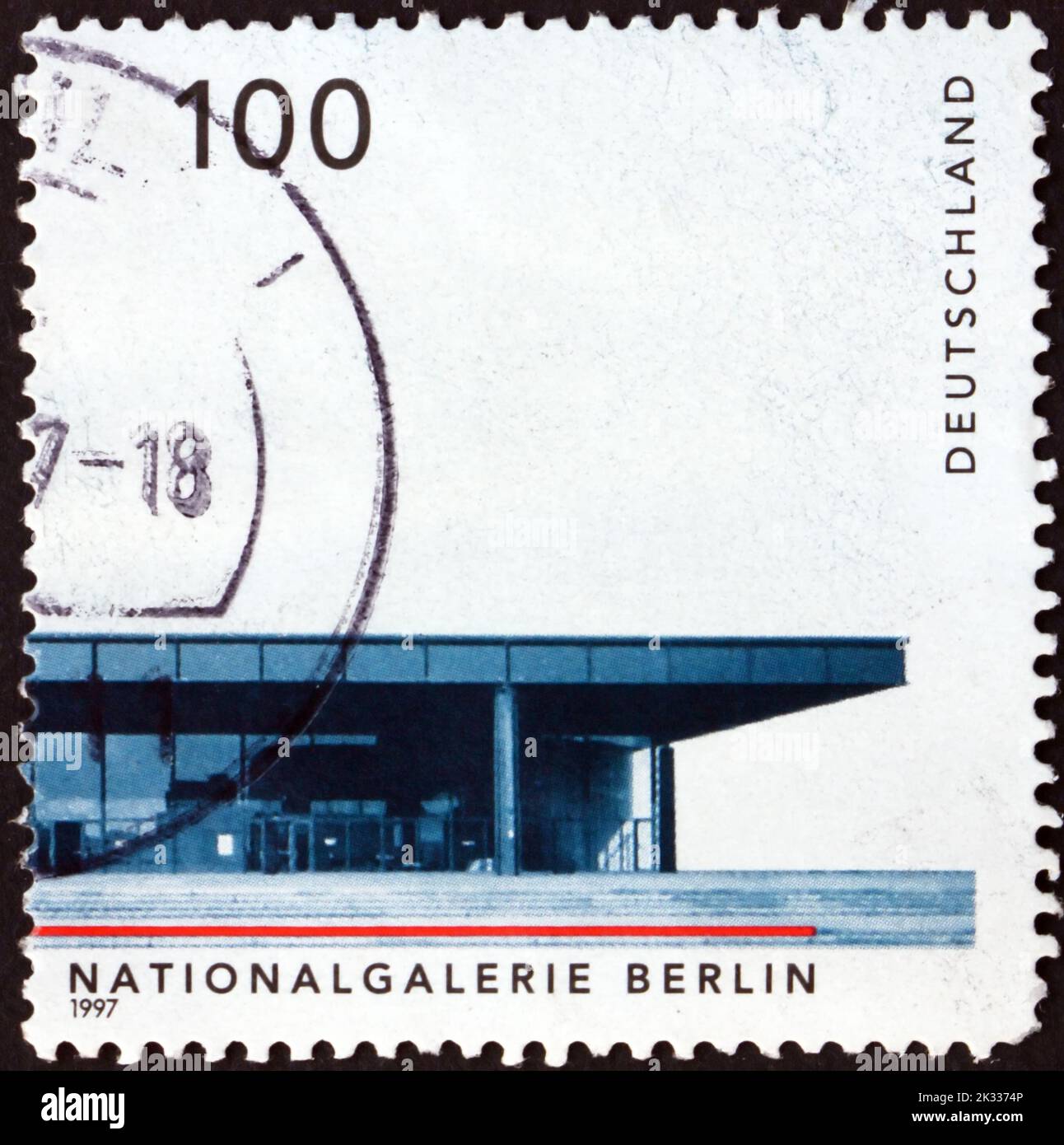 DEUTSCHLAND - UM 1997: Eine in Deutschland gedruckte Briefmarke zeigt die Neue Nationalgalerie, Berlin, von Ludwig Mies van der Rohe, um 1997 Stockfoto