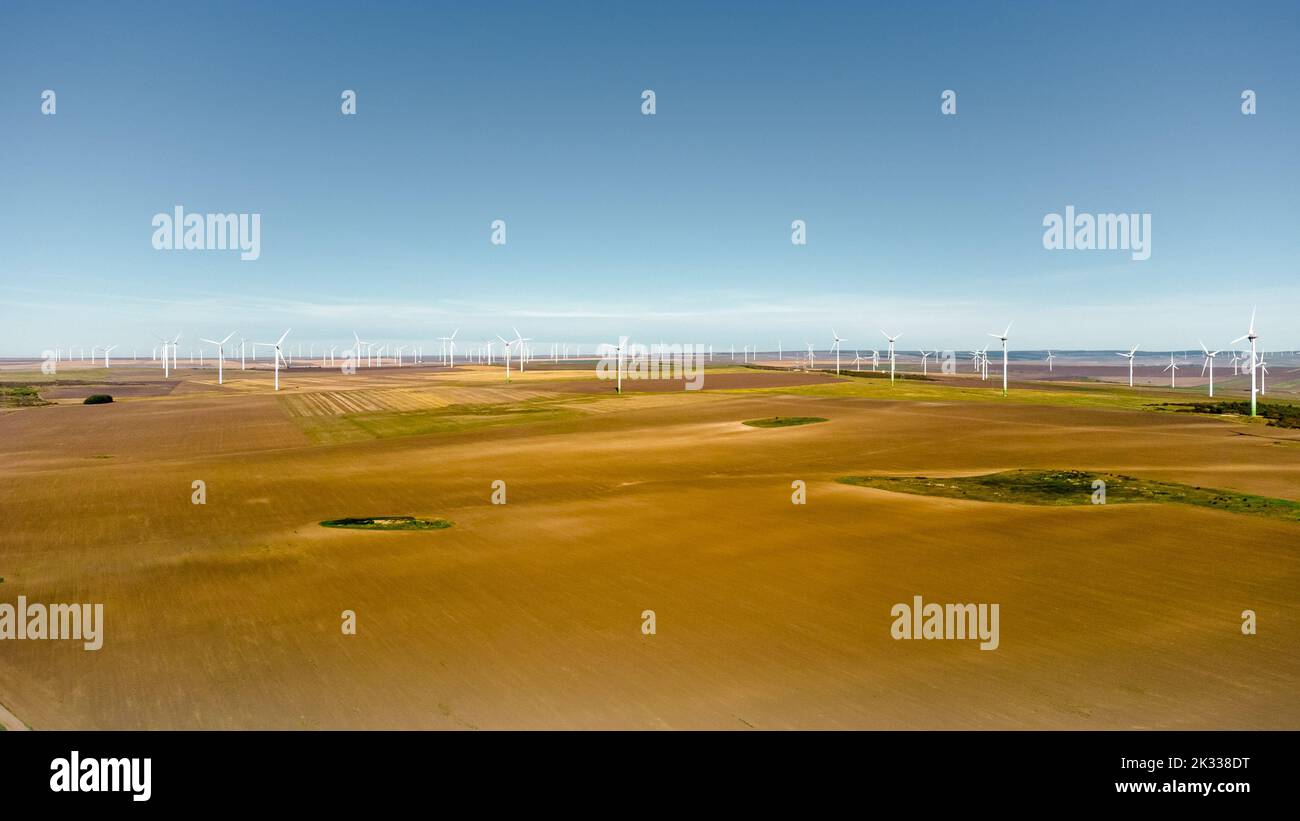 Windturbinen im Landschaftspflege in Rumänien, 2022. Erneuerbare Energiequellen. Luftaufnahme von Drohne auf Windturbinen in den Feldern. Stockfoto