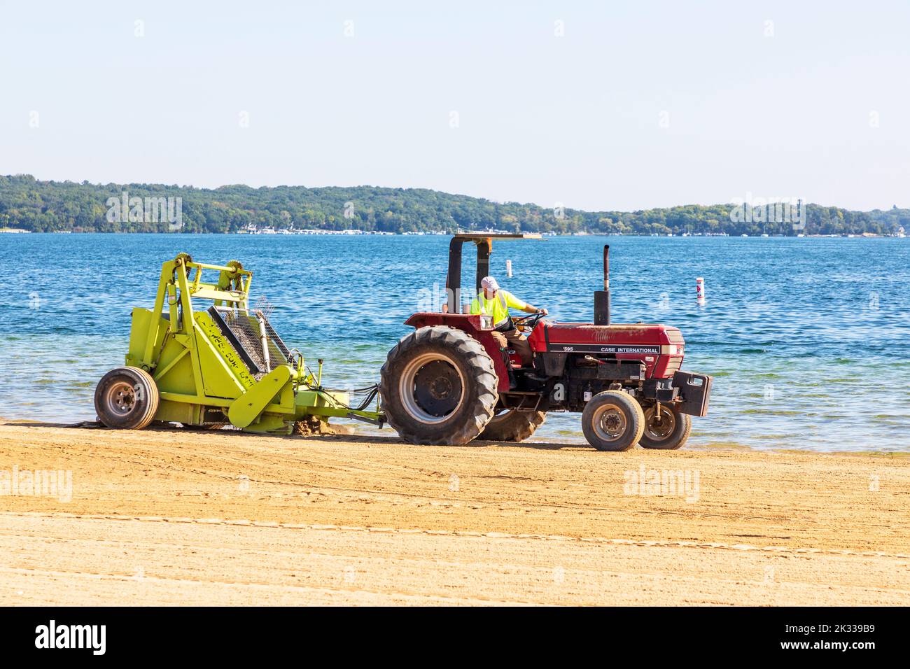 Traktor der örtlichen Behörden reinigt den Strand von Fontana, Genfersee, Walworth County, Wisconsin, Amerika. Stockfoto