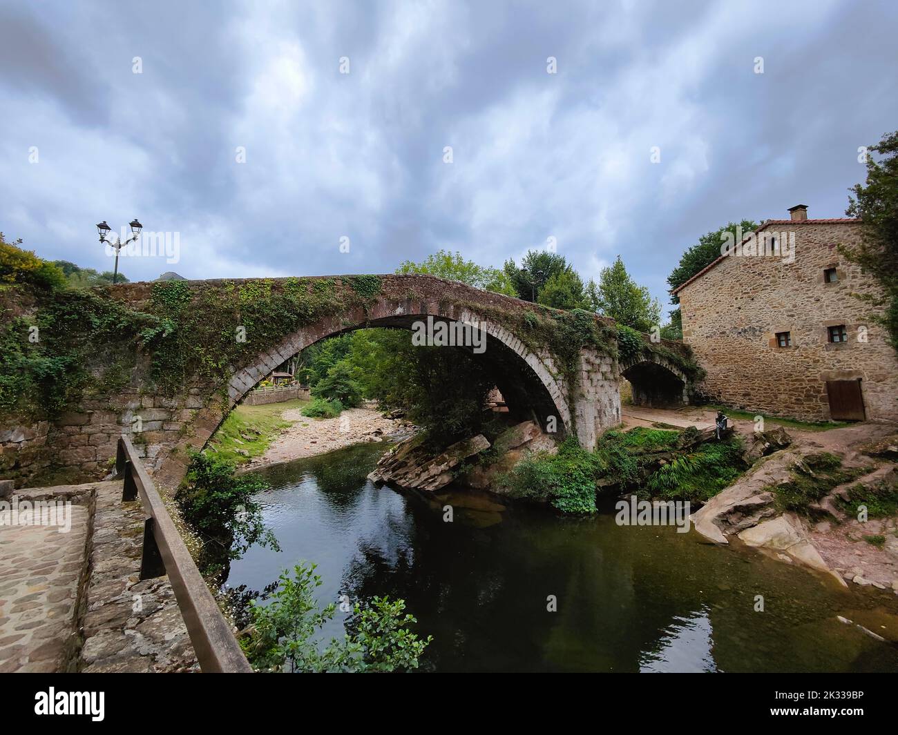 Alte Brücke über den Fluss Miera in der Stadt Lierganes. Kantabrien, Spanien Stockfoto