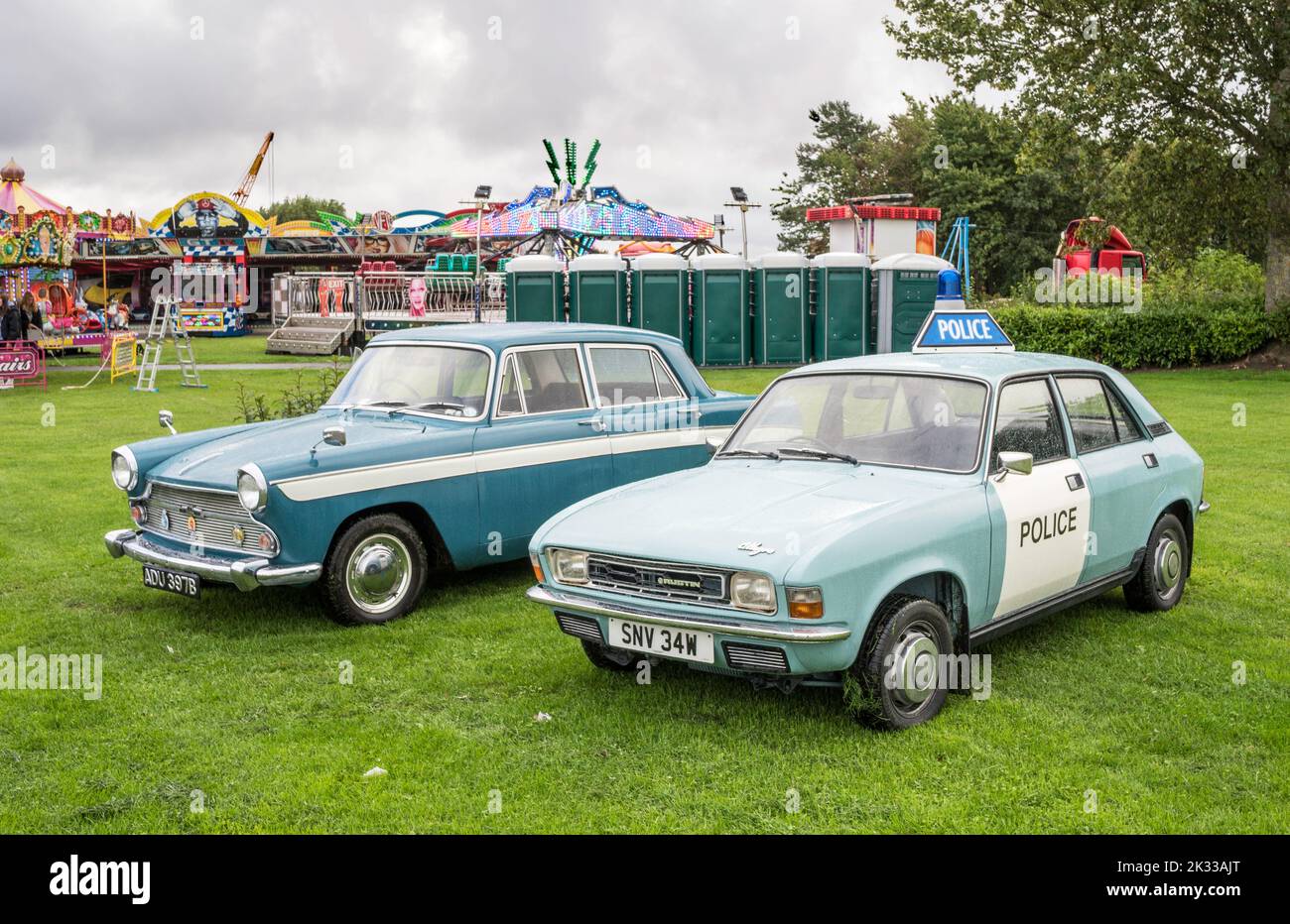 Ein Polizeiauto von Austin Allegro und eine Limousine von Austin Cambridge bei Washington Carnival, Tyne and Wear, England, Großbritannien Stockfoto