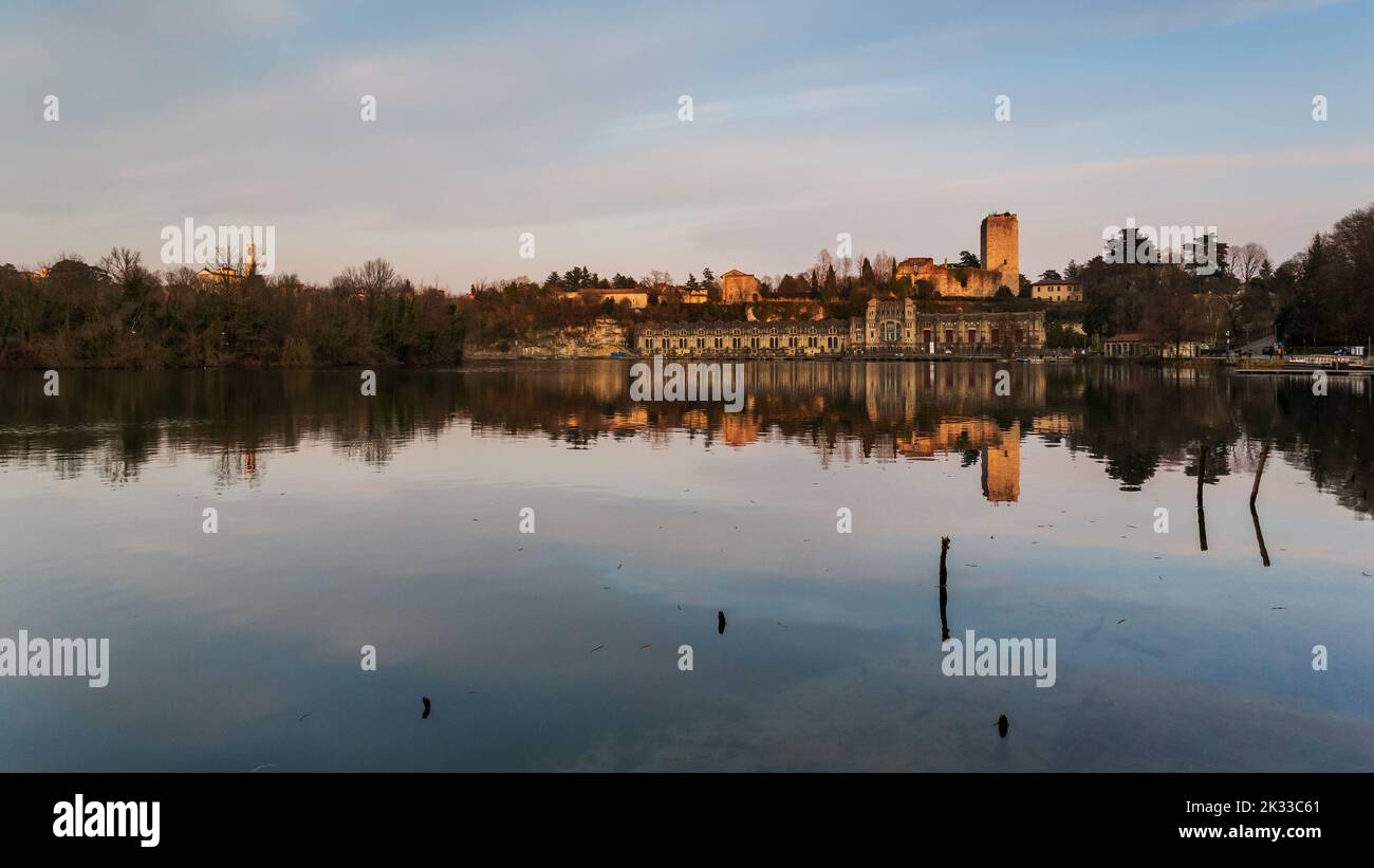 Das Kraftwerk Trezzo spiegelte sich am Fluss Adda, Trezzo, Po-Tal Stockfoto