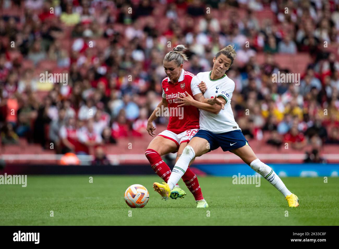 London, Großbritannien. 24. September 2022. Laura Wienroither (26 Arsenal) und Celin Bizet Ildhusoy (14 Tottenham) in Aktion während des Barclays FA Women Super League-Spiels zwischen Arsenal und Tottenham Hotspur im Emirates Stadium in London, England. (Liam Asman/SPP) Quelle: SPP Sport Press Photo. /Alamy Live News Stockfoto